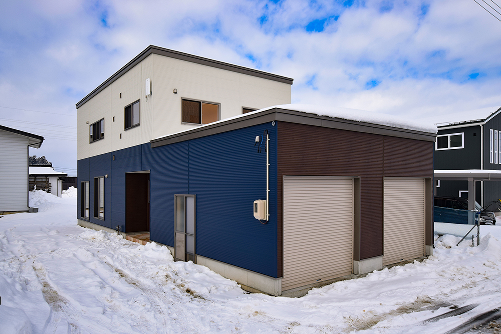 【　ビルトインガレージのある無落雪屋根の家　】 写真