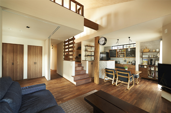 ステップフロアにすることで、フリースペースから 使いやすいビルトインガレージ、ゆとりの収納も実現 イメージ写真